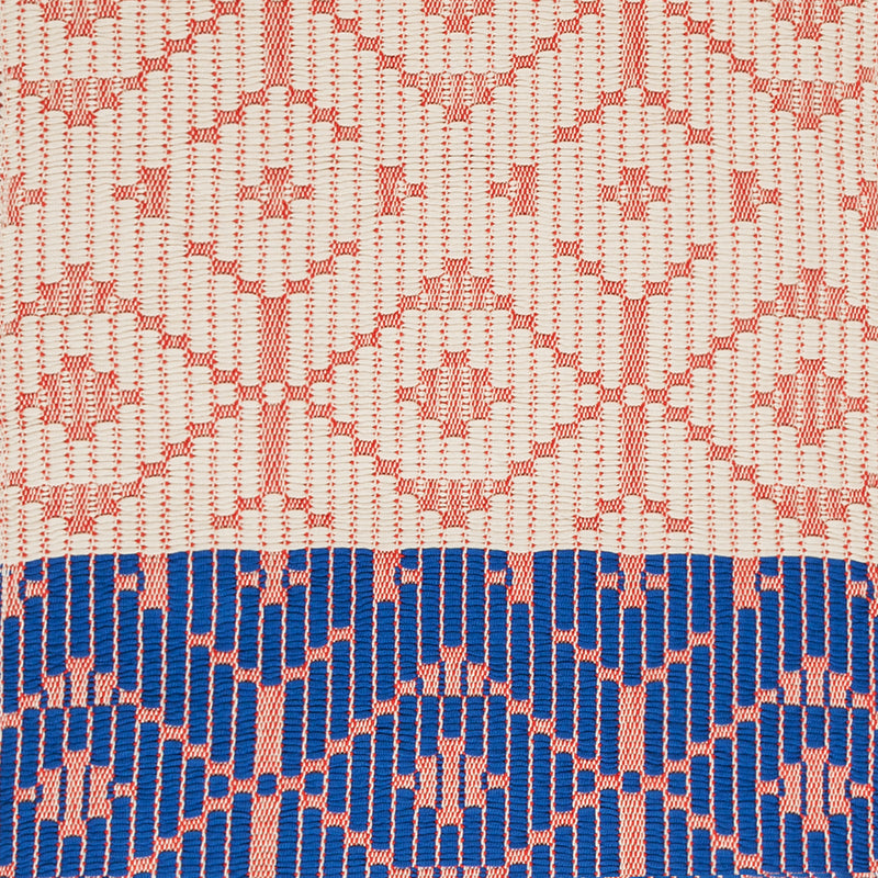 geometrikus mintájú szövött szőnyeg fehér kék piros színben